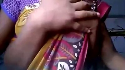 Pollachi Manaivi Mulaiyai Sareeyil Thadavum Boobs Sex Videos
